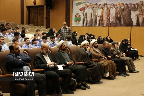 رونمایی از کتاب های «آرمان عزیز» و «حاج همت»