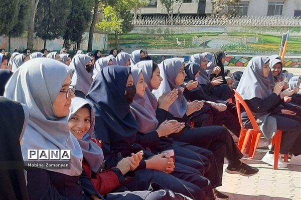 بزرگداشت هفته‌ حفاظت از میهن اسلامی در دبیرستان شاهد شهید حمامی