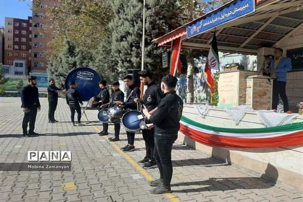 بزرگداشت هفته‌ حفاظت از میهن اسلامی در دبیرستان شاهد شهید حمامی