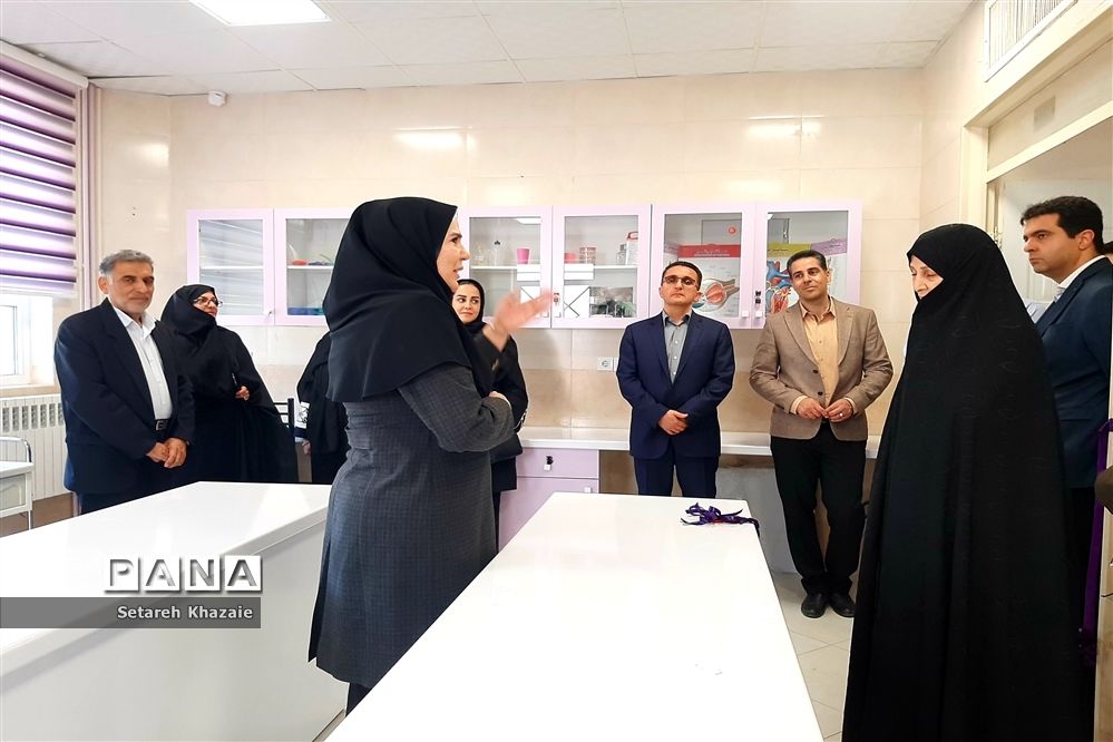 افتتاحیه آزمایشگاه دبستان حاج‌ تقی‌احدیان