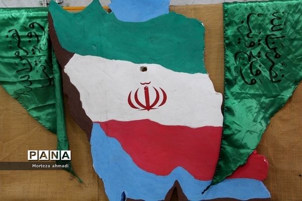 نمایشگاه هفته دفاع مقدس در هنرستان آیت‌الله صدر ناحیه یک شهرری