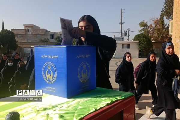 جشن عاطفه‌ها در دبیرستان‌های دخترانه ناحیه 3 شیراز