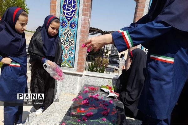 دیدار دانش‌آموزان دبستان شهید نواز شمس خداوردیلو کوهمره نودان با خانواده این شهید