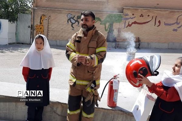 برگزاری روز آتش‌نشانی در دبستان دخترانه سما 2 رودهن