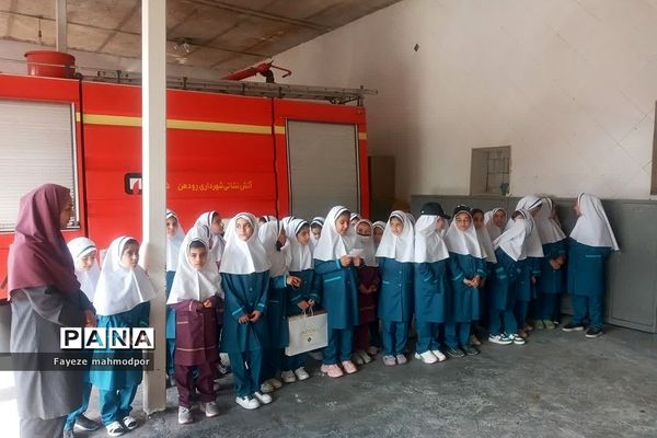 بازدید دانش‌آموزان دبستان حضرت زهرا(س) یک رودهن از آتش‌نشانی