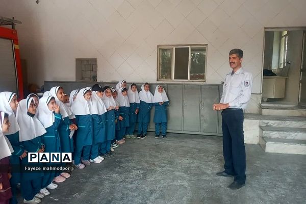 بازدید دانش‌آموزان دبستان حضرت زهرا(س) یک رودهن از آتش‌نشانی