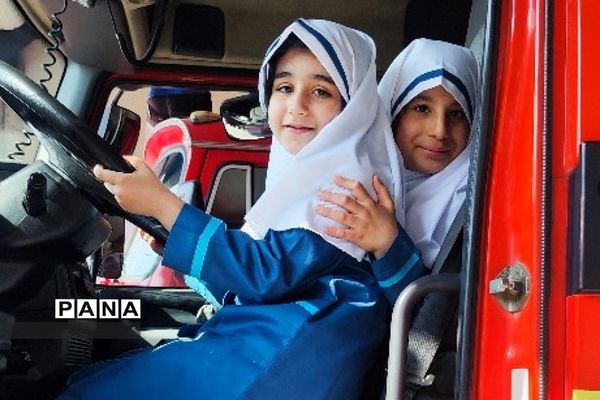 بازدید دانش‌آموزان دبستان حضرت زهرا(س) یک رودهن از آتش‌نشانی
