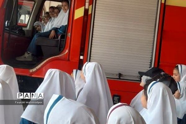 بازدید دانش‌آموزان دبستان حضرت زهرا(س) یک رودهن از آتش‌نشانی