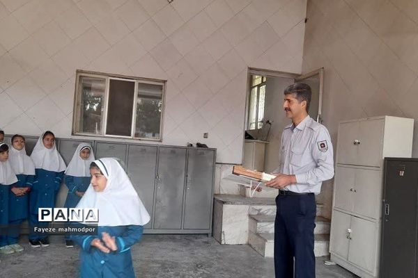 بازدید دانش‌آموزان دبستان حضرت زهرا(س) یک رودهن از آتش‌نشانی