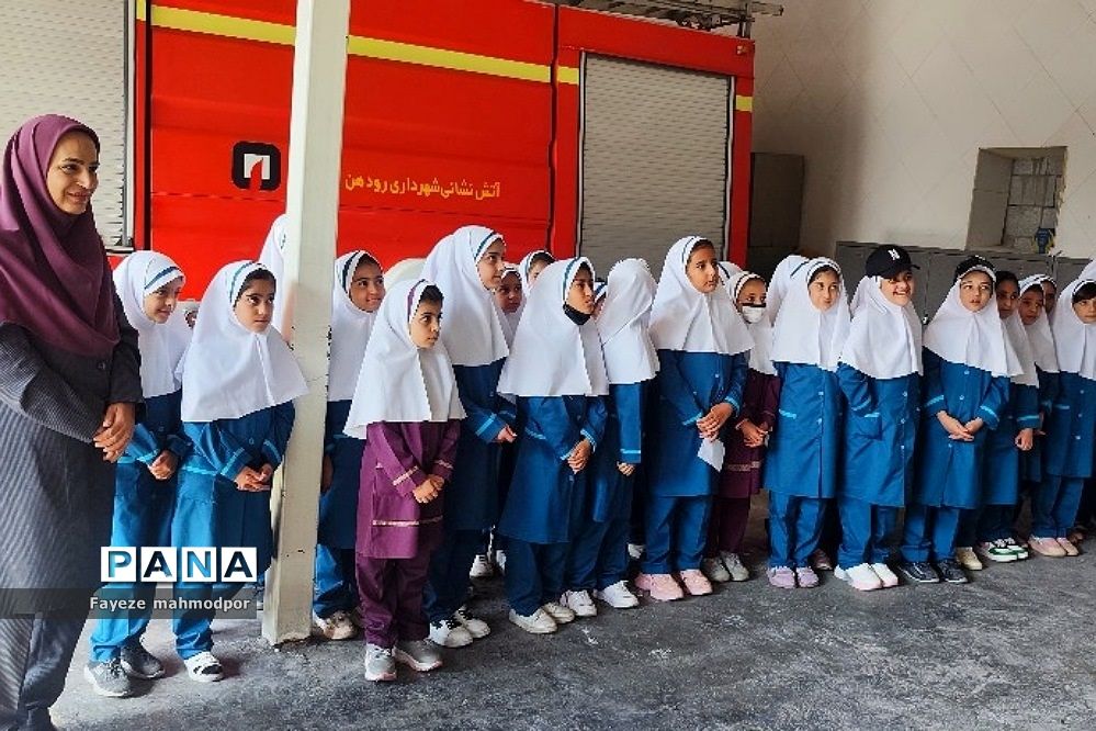 بازدید دانش‌آموزان دبستان حضرت زهرا(س) یک رودهن از آتش‌نشانی