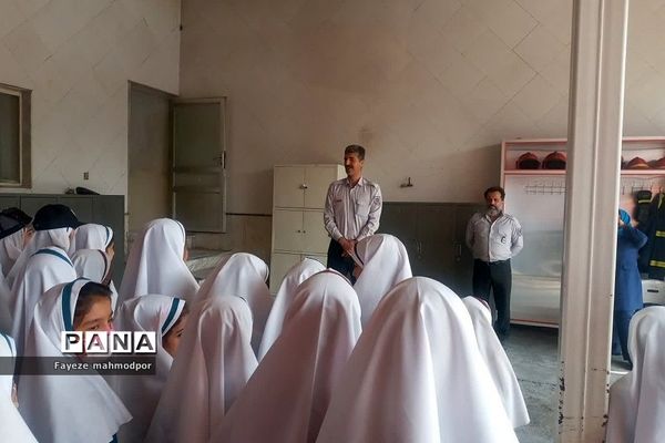 بازدید دانش‌آموزان دبستان حضرت زهرا(س) یک رودهن از آتش‌نشانی