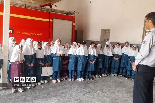 بازدید دانش‌آموزان دبستان حضرت زهرا(س) یک رودهن از آتش‌نشانی