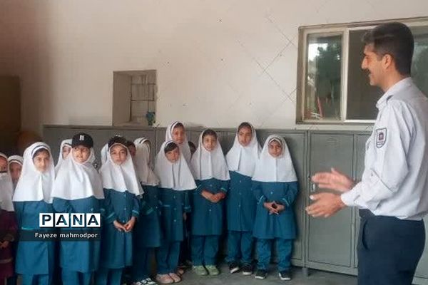 بازدید دانش‌آموزان دبستان حضرت زهرا(س) یک رودهن از آتش‌نشانی