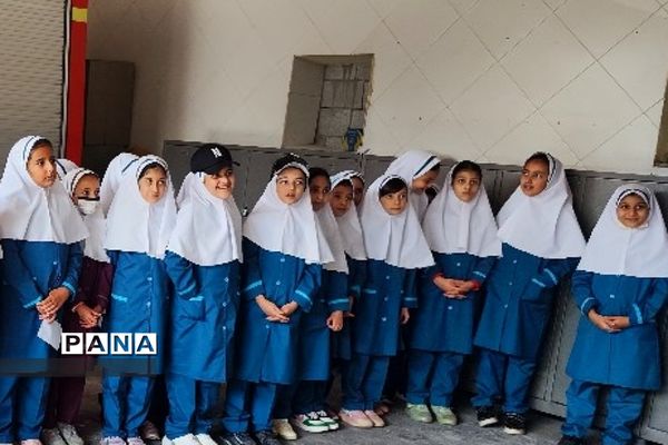 بازدید دانش‌آموزان دبستان حضرت زهرا(س) یک رودهن از آتش‌نشانی