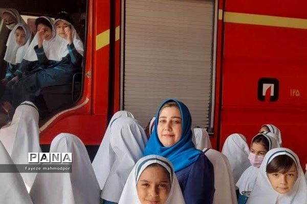 بازدید دانش‌آموزان دبستان حضرت زهرا(س) یک رودهن از آتش‌نشانی