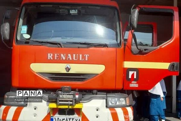 بازدید دانش‌آموزان دبستان حضرت زهرا(س) یک رودهن از آتش‌نشانی