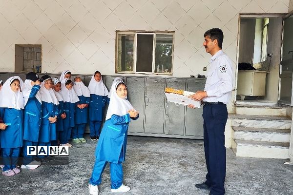 بازدید دانش‌آموزان دبستان حضرت زهرا(س) یک رودهن از آتش‌نشانی