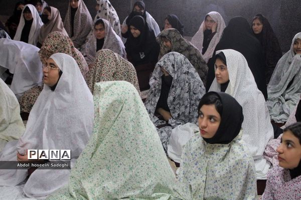 نماز جماعت در دبیرستان متوسطه اول شهید سهام خیام بوشهر
