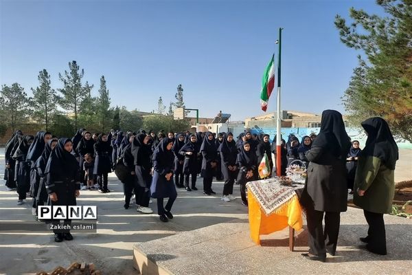 نواختن زنگ مهر و مقاومت در دبیرستان سمیه شهرستان خاتم