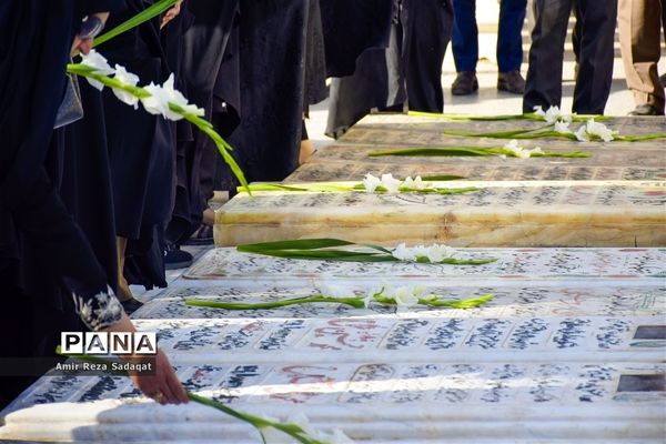 غبارروبی و عطرافشانی گلزارمطهر شهدا به مناسبت هفته دفاع مقدس در یزد