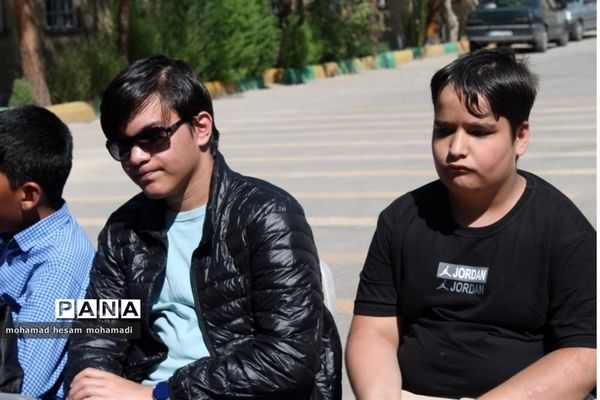 آیین نواختن زنگ ایثار و شهادت در دبیرستان پسرانه نابینایان امید