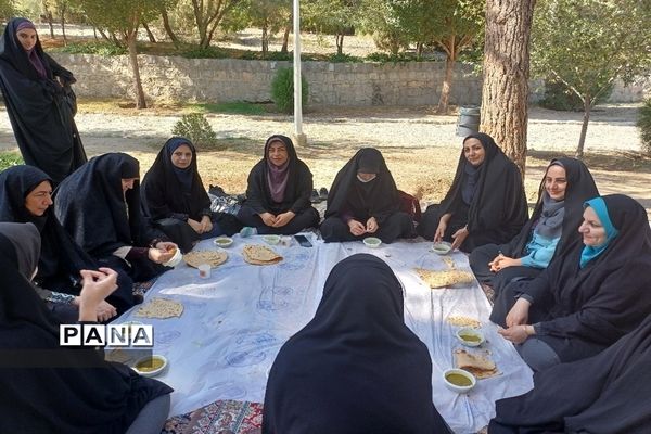 غباررویی و گل‌افشانی شهدای گمنام کوه صفه با حضور بانوان شاغل اداره‌کل اصفهان