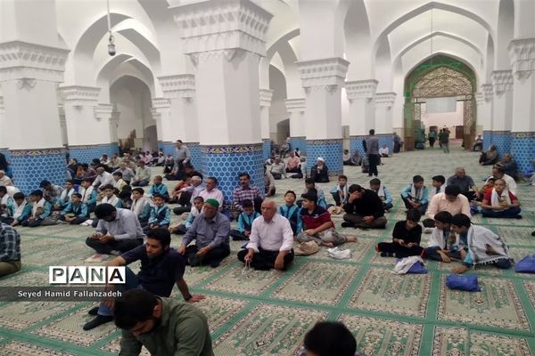 حضور دانش‌آموزان دبستان حضرت قاسم ابن الحسن(ع) ناحیه یک در نماز جمعه به مناسبت هفته وحدت