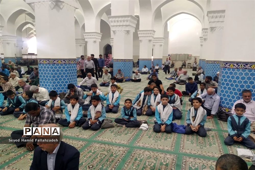 حضور دانش‌آموزان دبستان حضرت قاسم ابن الحسن(ع) ناحیه یک در نماز جمعه به مناسبت هفته وحدت