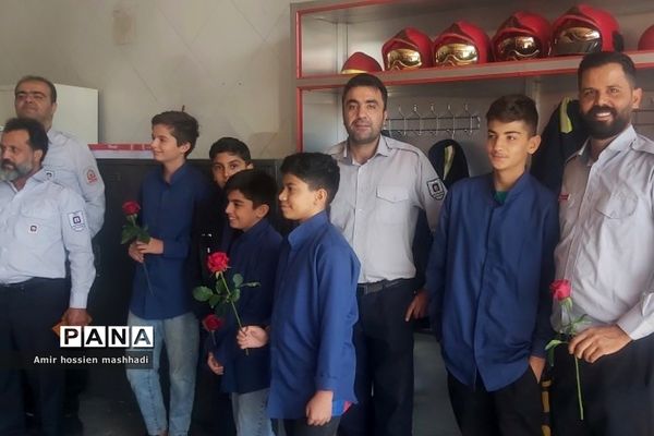 تقدیر از آتش‌نشانان رودهن توسط دانش‌آموزان