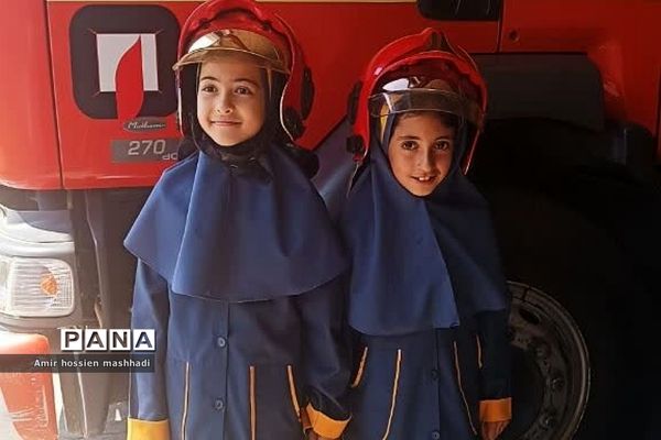 تقدیر از آتش‌نشانان رودهن توسط دانش‌آموزان