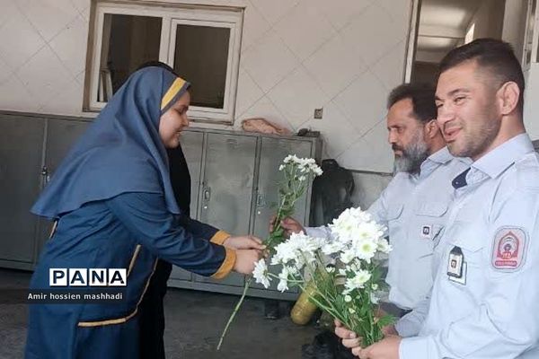 تقدیر از آتش‌نشانان رودهن توسط دانش‌آموزان