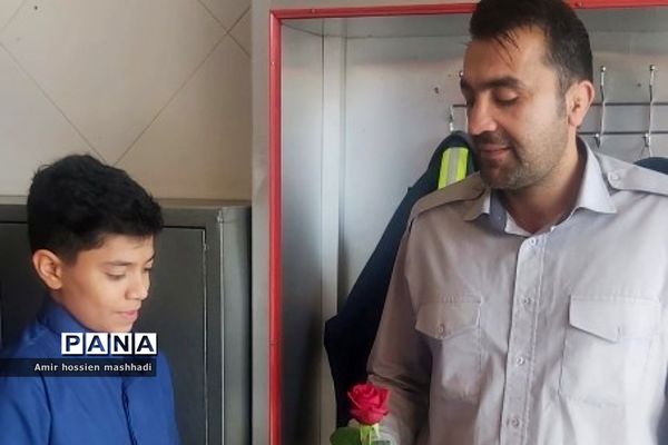 تقدیر از آتش‌نشانان رودهن توسط دانش‌آموزان