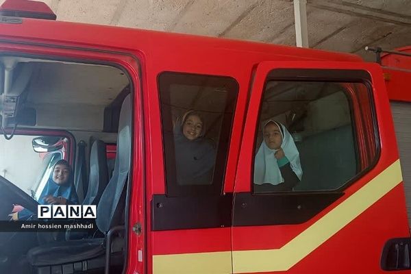 تقدیر از آتش‌نشانان رودهن توسط دانش‌آموزان