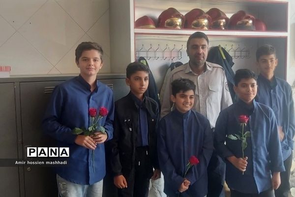تقدیر از آتش‌نشانان رودهن توسط دانش‌آموزان