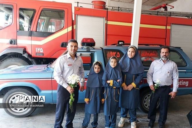 تقدیر از آتشنشانان رودهن توسط دانشآموزان