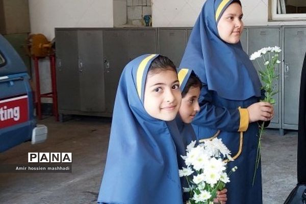 تقدیر از آتش‌نشانان رودهن توسط دانش‌آموزان