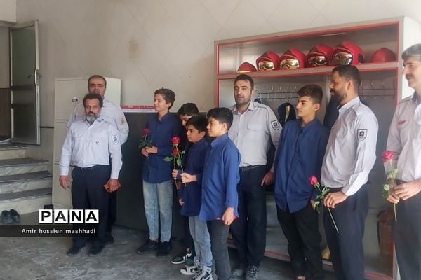 تقدیر از آتش‌نشانان رودهن توسط دانش‌آموزان