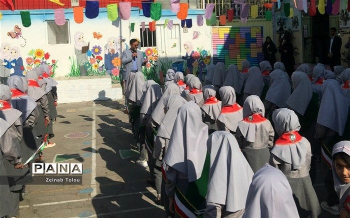 هم‌خوانی سرود دختر ایران در دبستان پیشتازان شاهد کوثر ناحیه ۵ مشهد