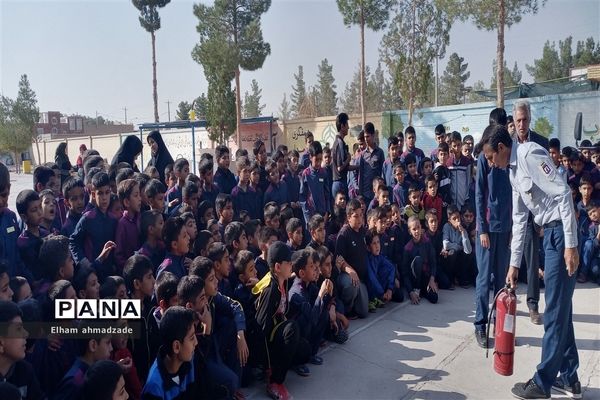 روز آتش‌نشان در دبستان منتظرقائم خاتم