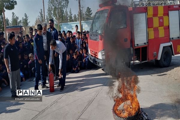 روز آتش‌نشان در دبستان منتظرقائم خاتم