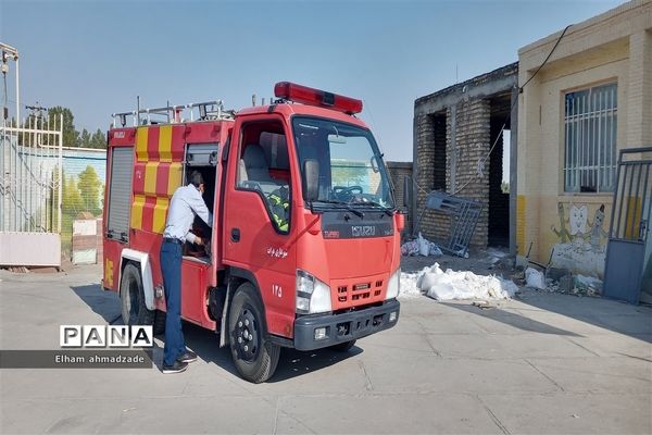 روز آتش‌نشان در دبستان منتظرقائم خاتم