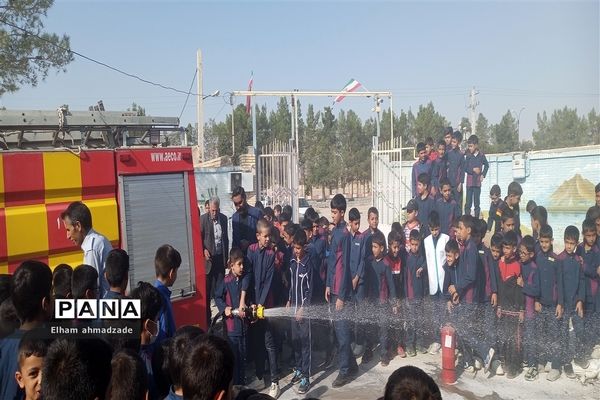 روز آتش‌نشان در دبستان منتظرقائم خاتم