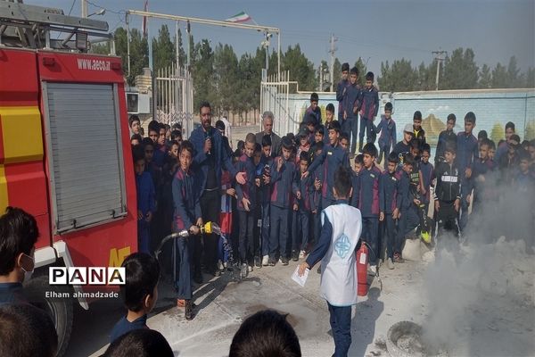 روز آتش‌نشان در دبستان منتظرقائم خاتم