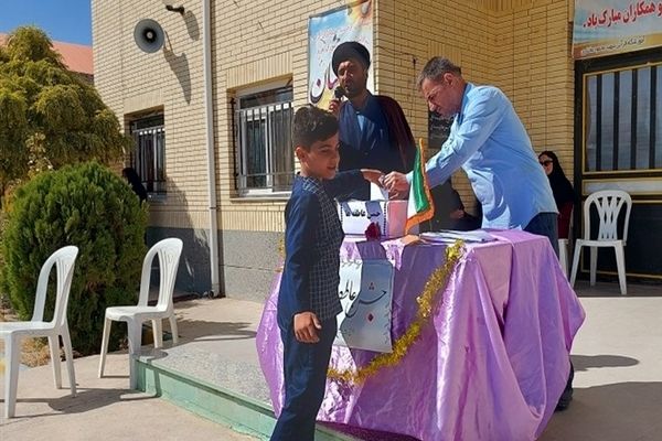 جشن عاطفه‌ها در مدارس شهرستان بام و صفی آباد