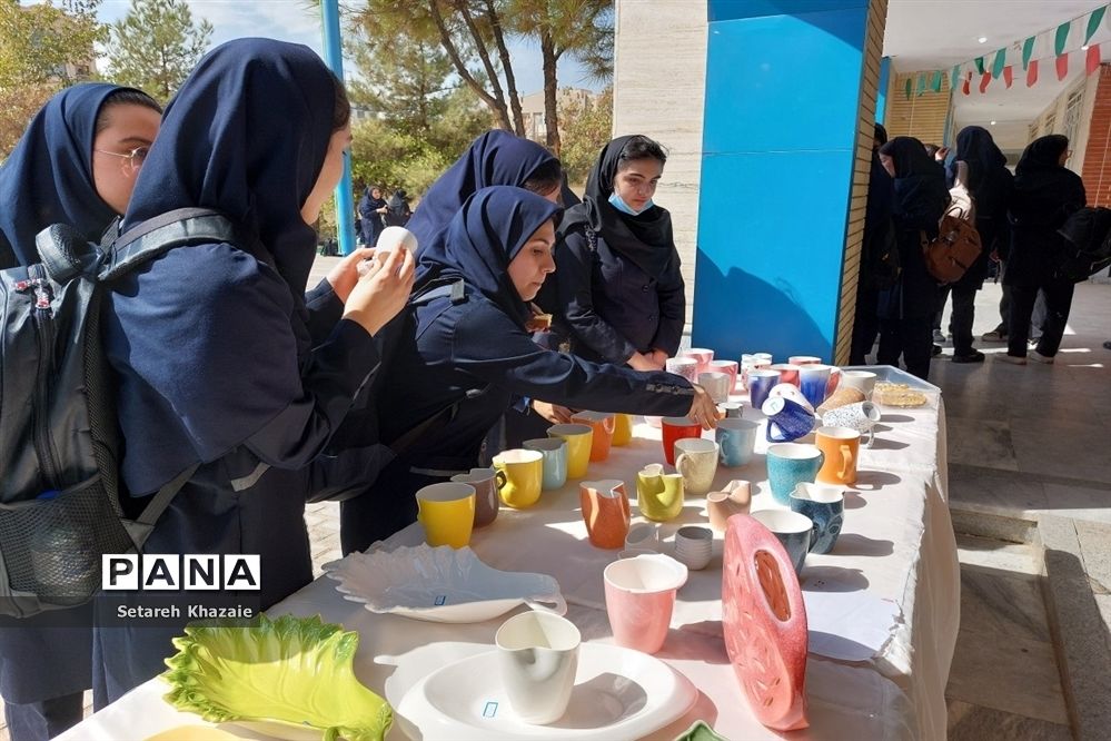 برپایی بازارچه دانش‌آموزی در دبیرستان دخترانه خیرغیابی