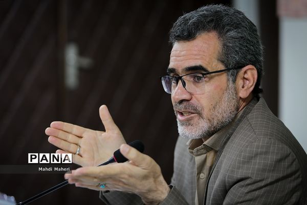 نشست نقد و بررسی نقش سواد رسانه‌ای در کاهش آسیب‌های اجتماعی دانش‌آموزان