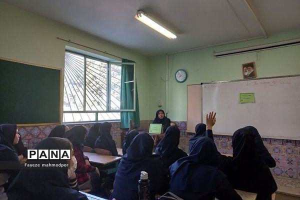 برگزاری نشست بصیرتی ویژه هفته وحدت در دبیرستان آزاده رودهن