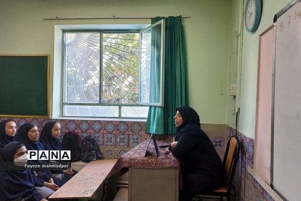 برگزاری نشست بصیرتی ویژه هفته وحدت در دبیرستان آزاده رودهن