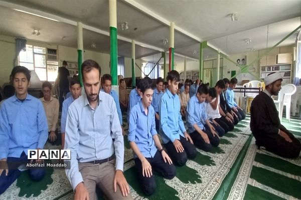 برگزاری نماز جماعت در دبیرستان پسرانه نمونه آیت الله خامنه‌ای کاشمر
