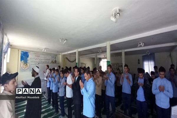 برگزاری نماز جماعت در دبیرستان پسرانه نمونه آیت الله خامنه‌ای کاشمر
